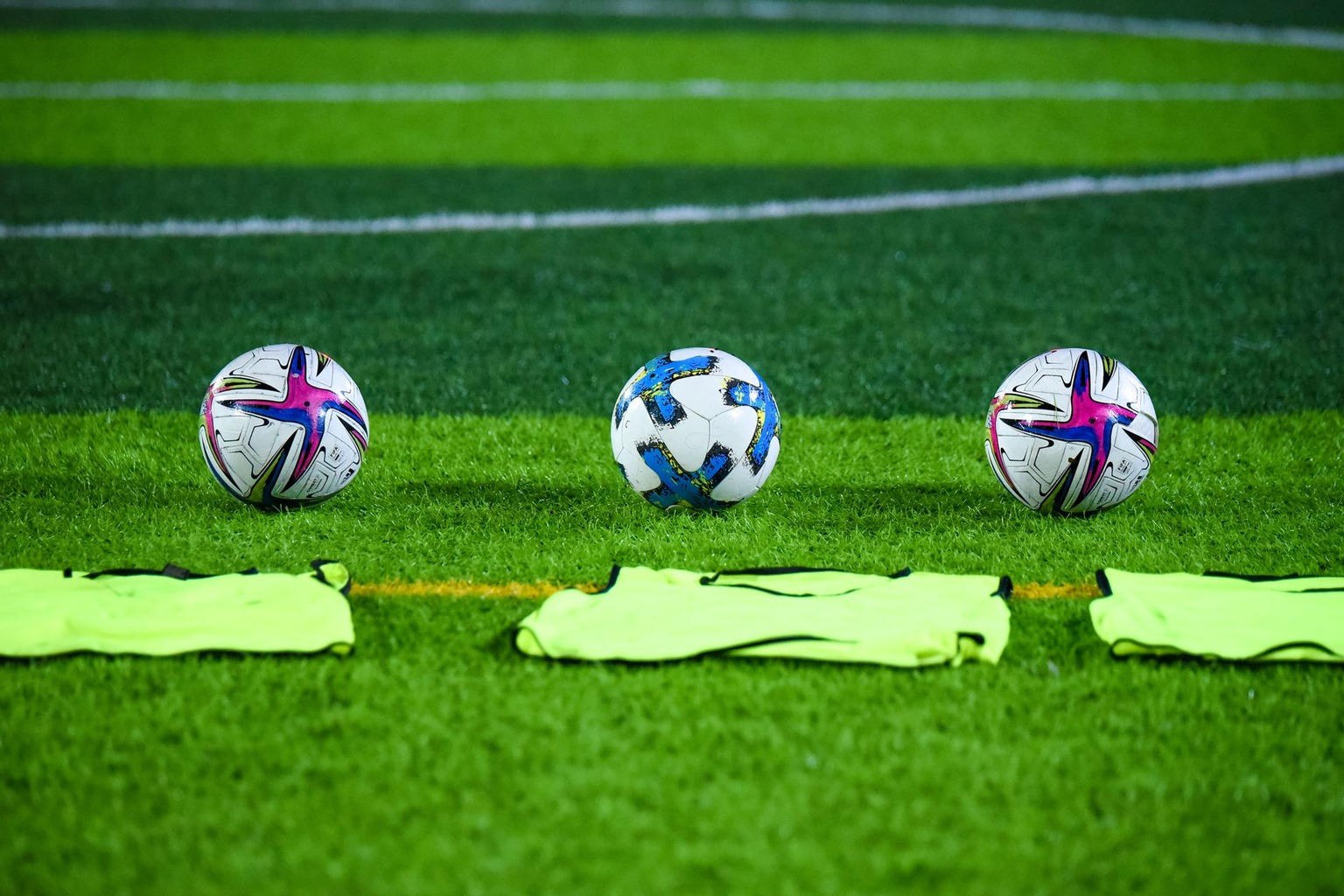 Impacto do VAR no futebol moderno — Como o VAR mudou a estratégia tática das equipes