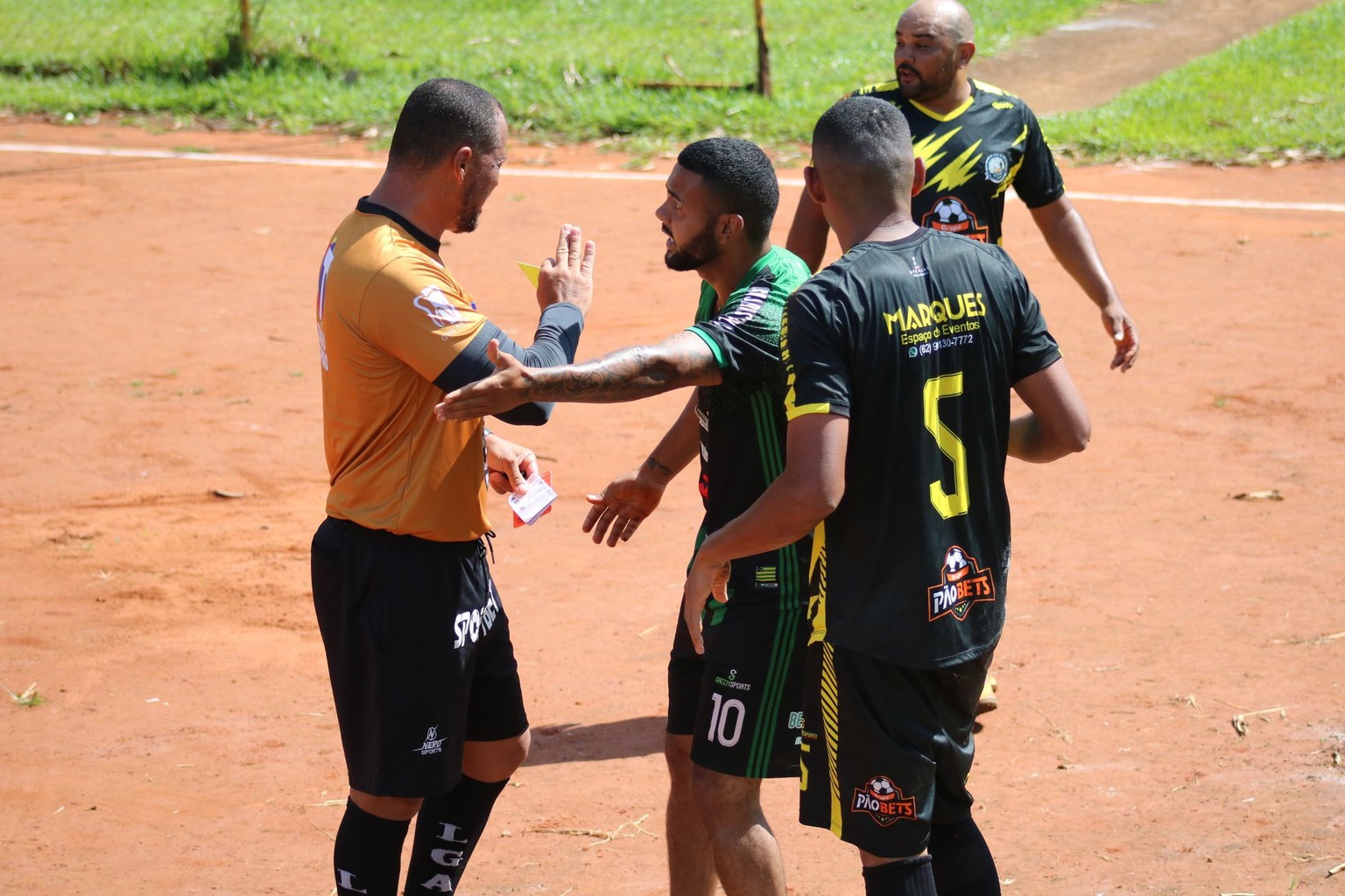Árbitros femininos no futebol — A aplicação disciplinar e o uso de cartões